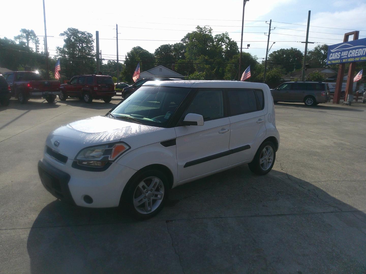 2011 WHITE KIA SOUL BASE; SPORT; + (KNDJT2A21B7) , located at 10405 Abercorn Street, Savannah, GA, 31419, (912) 921-8965, 31.988262, -81.131760 - Photo#1